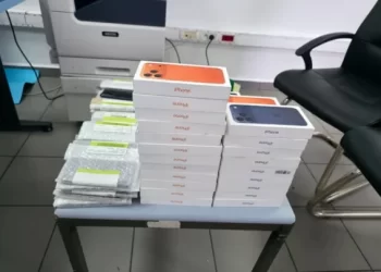 خاص.. جمارك مطار مراكش تحبط محاولة تهريب هواتف ايفون بقيمة 100 مليون