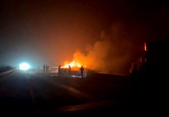 مصرع شخص واحتراق شاحنة في حادث مروع بالطريق السيار بين شيشاوة وأكادير+ صور