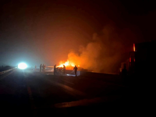 مصرع شخص واحتراق شاحنة في حادث مروع بالطريق السيار بين شيشاوة وأكادير+ صور