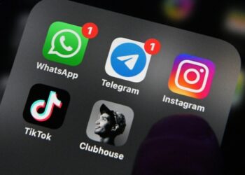 فرنسا بصدد حظر استخدام وسائل التواصل الاجتماعى على القصّر