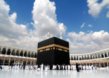 السعودية تمدد تأشيرات الزيارة والعمرة لمن تعذرت مغادرتهم