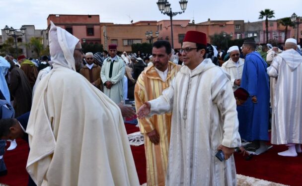 عامل إقليم الرحامنة يؤدي صلاة عيد الفطر وسط أجواء إيمانية بابن جرير