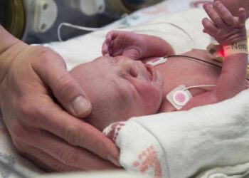 وكالة الأدوية تدعو لسحب دواء موجه لحديثي الولادة بسبب تلوث ميكروبي محتمل