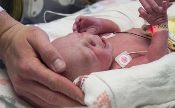 وكالة الأدوية تدعو لسحب دواء موجه لحديثي الولادة بسبب تلوث ميكروبي محتمل