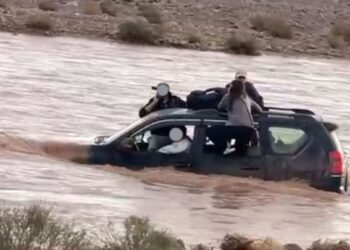 السلطات تُنهي محنة سياح حاصرتهم سيول مفاجئة بإقليم زاكورة