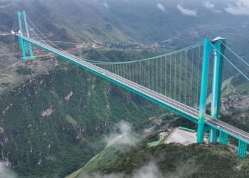 جسر هواجيانغ جراند كانيون يحظى باعتماد موسوعة غينيس كأعلى جسر في العالم