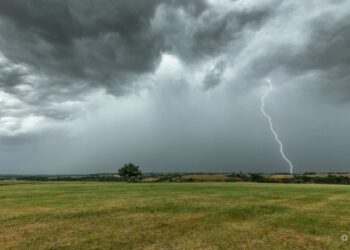 الأرصاد تنذر بزخات رعدية قوية بعدة مناطق مغربية
