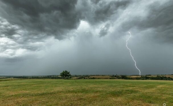 الأرصاد تنذر بزخات رعدية قوية بعدة مناطق مغربية