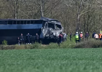 مقتل شخص وإصابة 27 إثر اصطدام قطار فائق السرعة بشاحنة بفرنسا