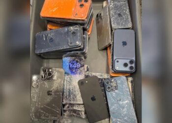 حصري.. جمارك مطار مراكش تُحبط تهريب 47 هاتف “آيفون 17” قادمة من أمريكا