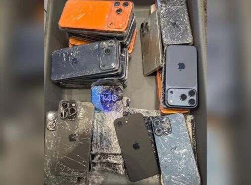 حصري.. جمارك مطار مراكش تُحبط تهريب 47 هاتف “آيفون 17” قادمة من أمريكا