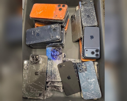 حصري.. جمارك مطار مراكش تُحبط تهريب 47 هاتف “آيفون 17” قادمة من أمريكا