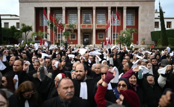 هيئة حقوقية تدعو إلى فتح حوار عاجل بعد تلويح نقباء المحامين بالاستقالة الجماعية