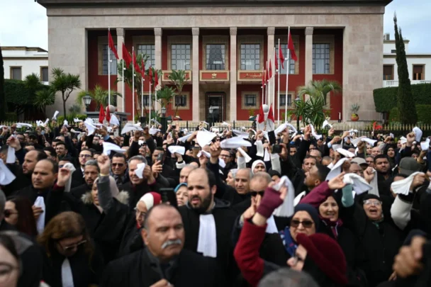 هيئة حقوقية تدعو إلى فتح حوار عاجل بعد تلويح نقباء المحامين بالاستقالة الجماعية