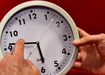 “البيجيدي” يطالب بتأجيل تنفيذ قرار إلغاء الساعة الإضافية إلى ما بعد الانتخابات