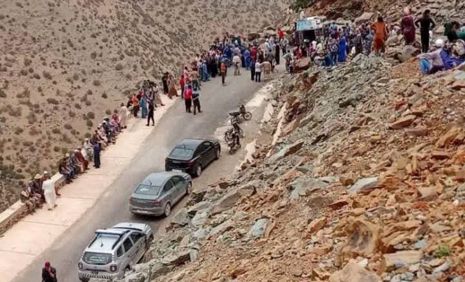 مصرع شخص وإصابة آخرين في انقلاب شاحنة بإقليم الحوز