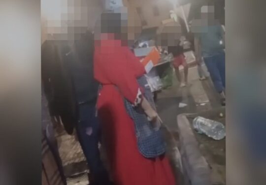 بالڤيديو.. سلوك “منحط” لشباب بجامع الفنا والضحية بائعة مناديل