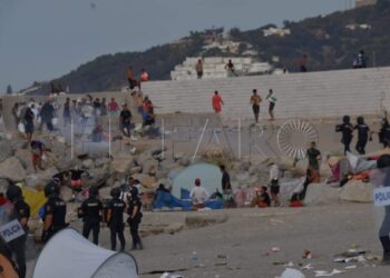 توتر في سبتة أثناء توزيع المساعدات.. تدخل أمني وإطلاق غاز لتفريق المهاجرين