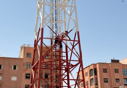 عاجل.. بائع متجول يهدد بالانتحار من فوق لاقط هوائي بمراكش
