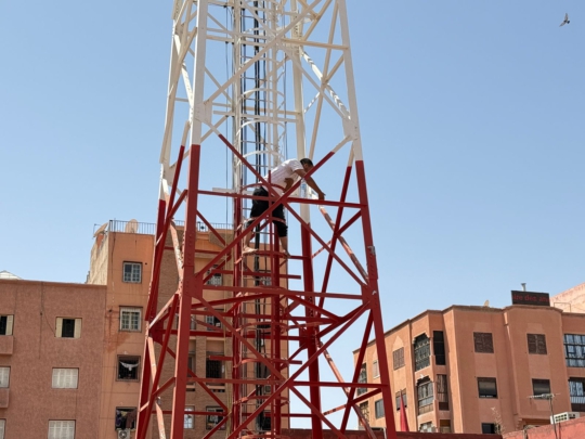 عاجل.. بائع متجول يهدد بالانتحار من فوق لاقط هوائي بمراكش