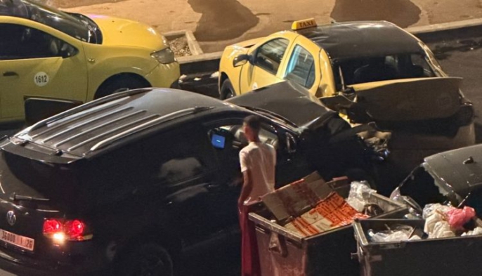 اصطدام عنيف يكبد ثلاث سيارات خسائر فادحة شارع علال الفاسي بمراكش