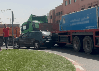 حادثة سير بين سيارة وشاحنة تتسبب في اختناق مروري بالعزوزية