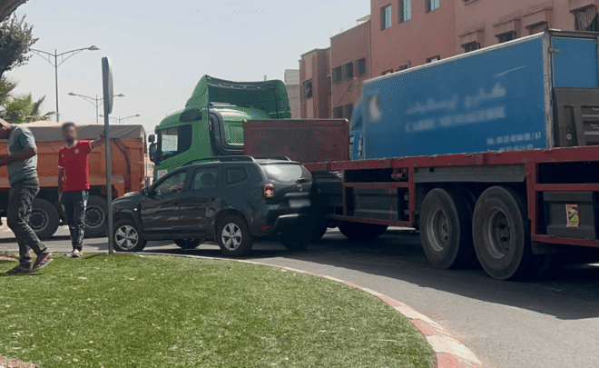 حادثة سير بين سيارة وشاحنة تتسبب في اختناق مروري بالعزوزية