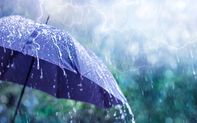 الأرصاد تنذر بزخات رعدية مع هبات رياح بعدة مناطق مغربية