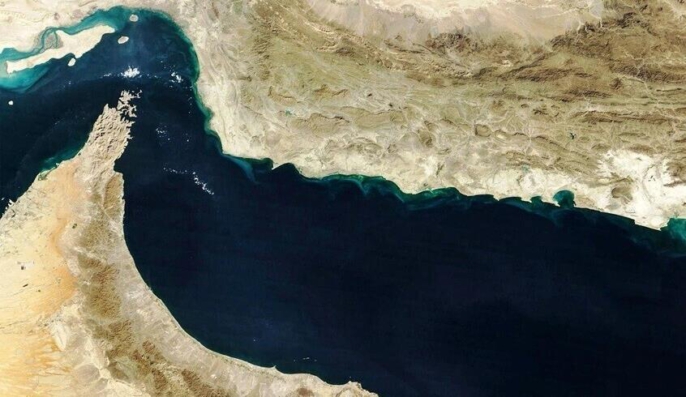 اشتعال النيران في سفينة بمضيق هرمز