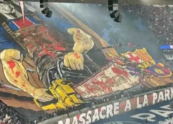 لافتة “مرعبة” تفجر أزمة بين برشلونة وباريس سان جرمان