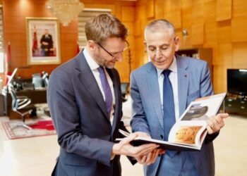 والي جهة مراكش يبحث مع السفير البريطاني فرص الشراكة والاستعدادات لمونديال 2030
