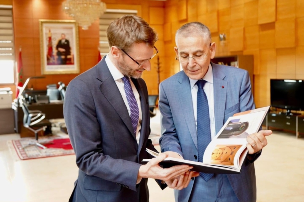 والي جهة مراكش يبحث مع السفير البريطاني فرص الشراكة والاستعدادات لمونديال 2030