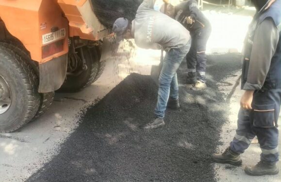 جماعة مراكش تتفاعل مع مطلب الساكنة وتثبت مخفضات للسرعة بطريق عين إيطي