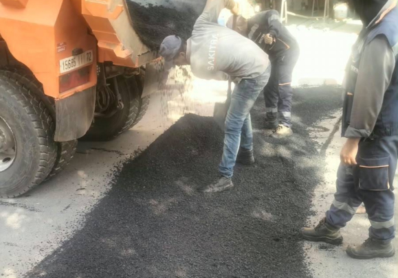 جماعة مراكش تتفاعل مع مطلب الساكنة وتثبت مخفضات للسرعة بطريق عين إيطي