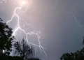 الأرصاد تنذر بزخات رعدية مصحوبة بالبرد بعدة مناطق مغربية