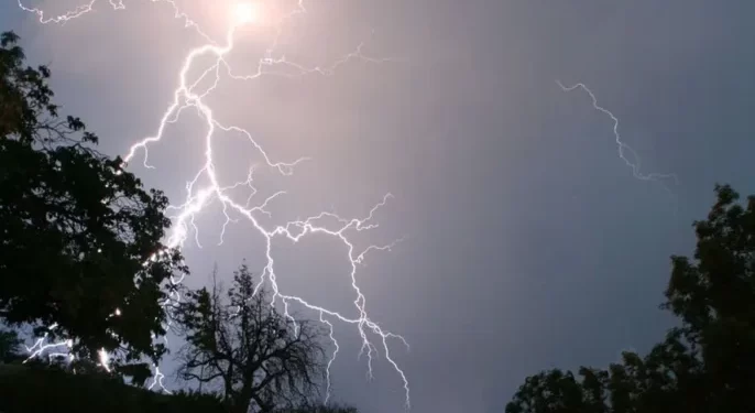 الأرصاد تنذر بزخات رعدية مصحوبة بالبرد بعدة مناطق مغربية